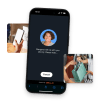 Illustration der QR Assist-Benutzeroberfläche auf einem Mobilgerät, das von zwei Fotos von Personen umgeben ist, die die Funktion verwenden